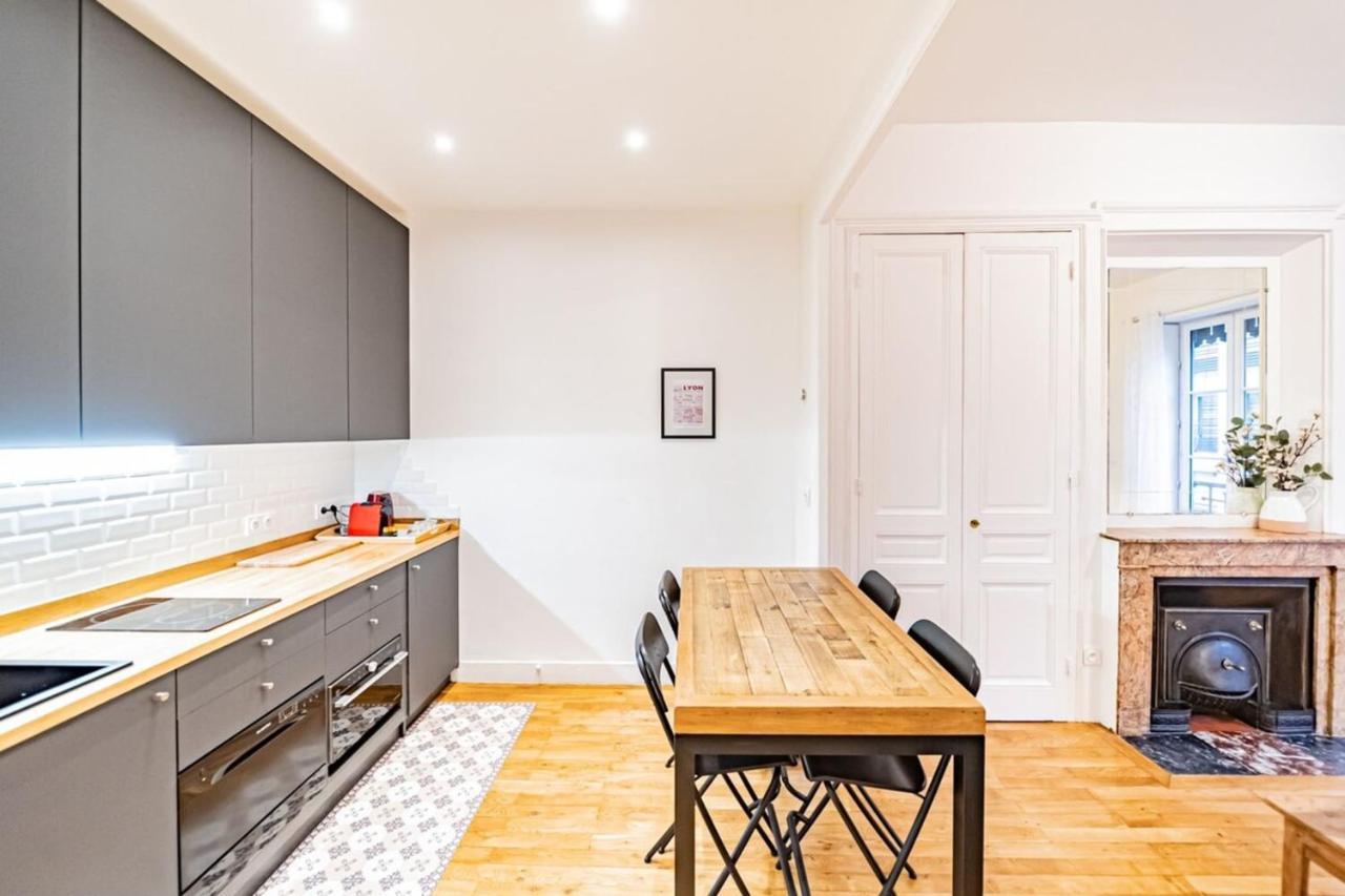 Aapartment With Character Parquet Flooring Fireplace - Charpennes Вийёрбан Экстерьер фото