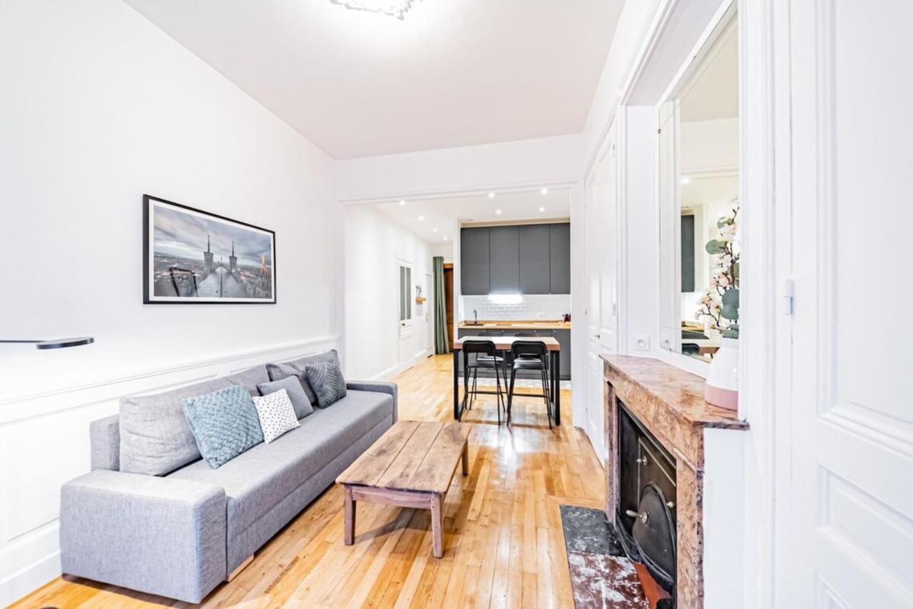 Aapartment With Character Parquet Flooring Fireplace - Charpennes Вийёрбан Экстерьер фото